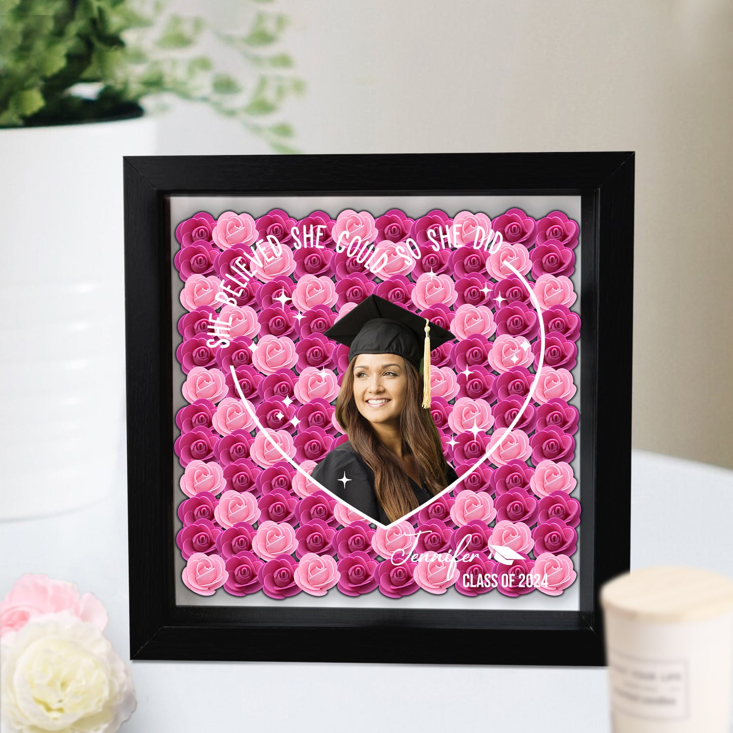 Sie glaubten daran, dass sie es schaffen konnten, und sie schafften es – personalisierte Abschluss-Schattenbox in individueller Blumenform