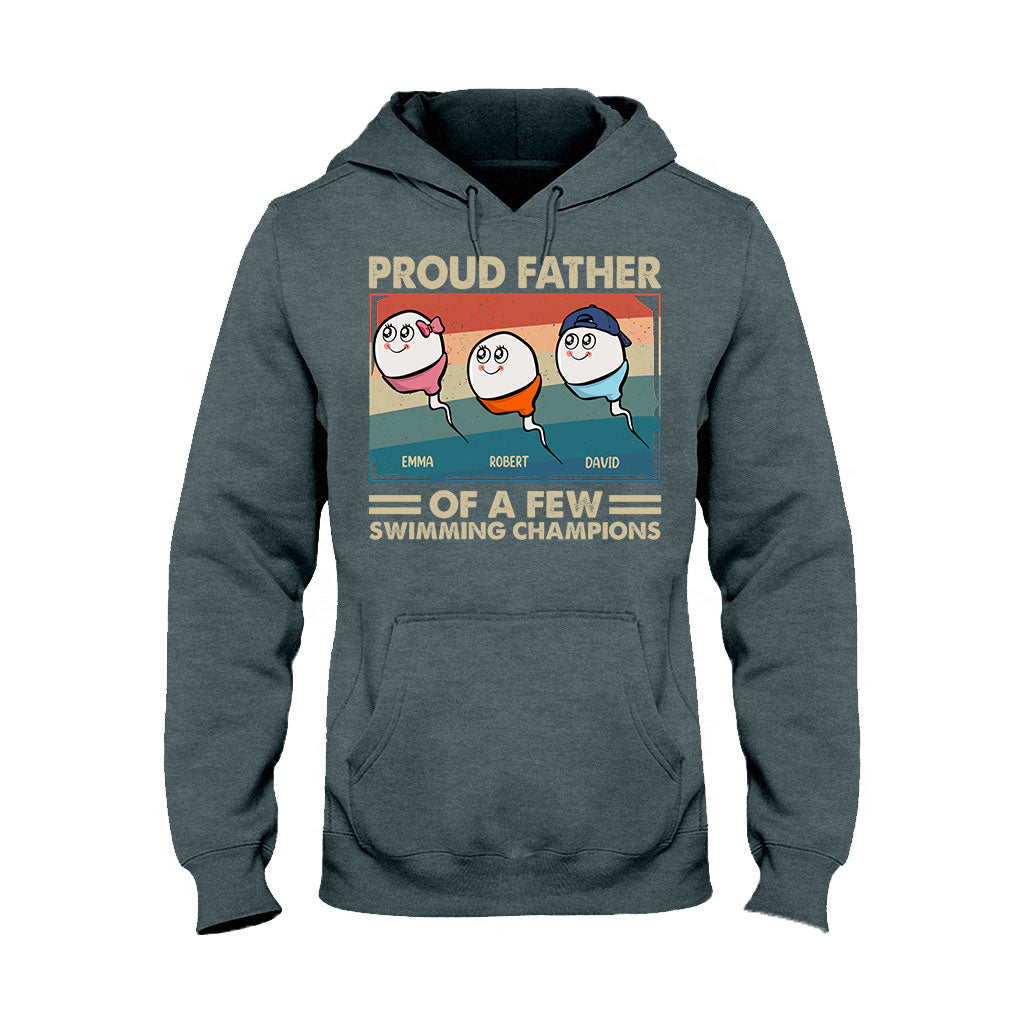 Stolzer Vater und Mutter mehrerer Schwimmmeister – Personalisiertes Vater-T-Shirt und Hoodie