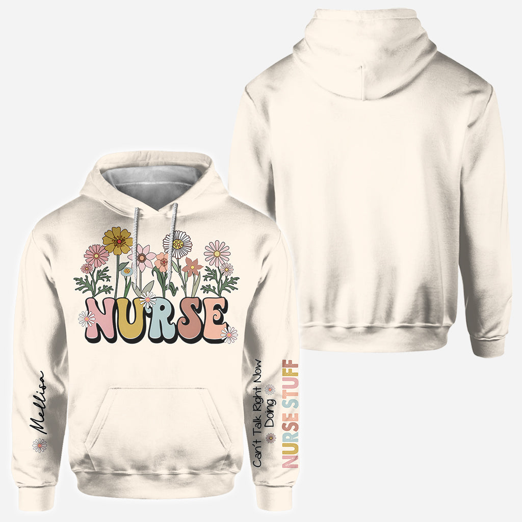 Kann gerade nicht reden, bin mit Krankenpflege beschäftigt - Personalisiertes T-Shirt mit Krankenpflegebezug