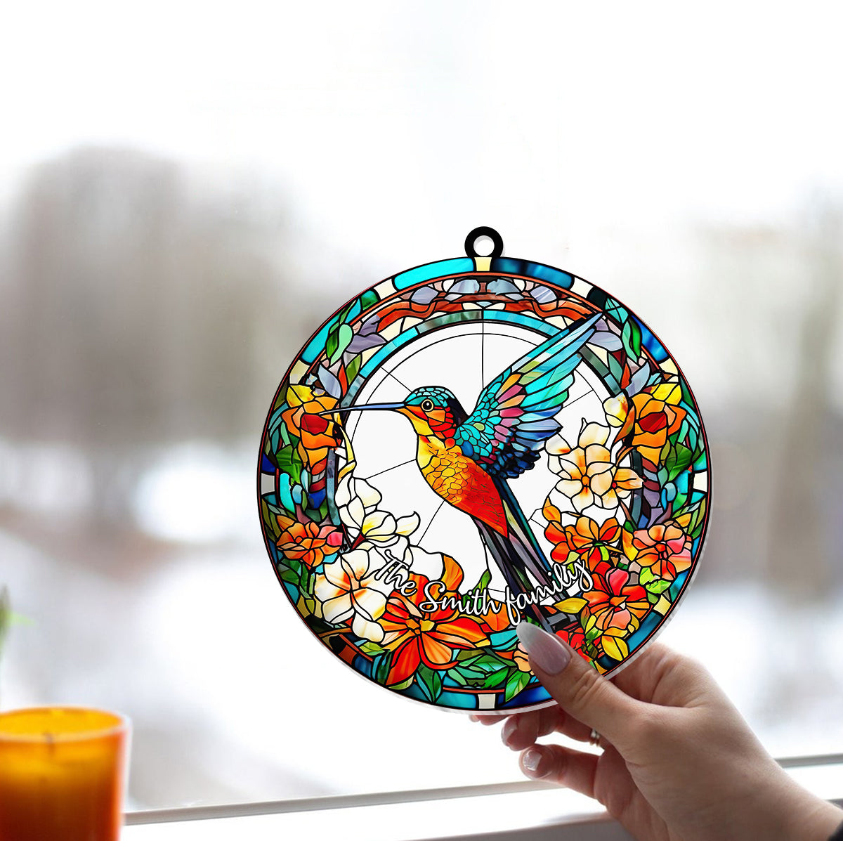 Wunderschöner Kolibri, umgeben von Blumen – Personalisierter Kolibri-Fensterhänger als Sonnenfänger