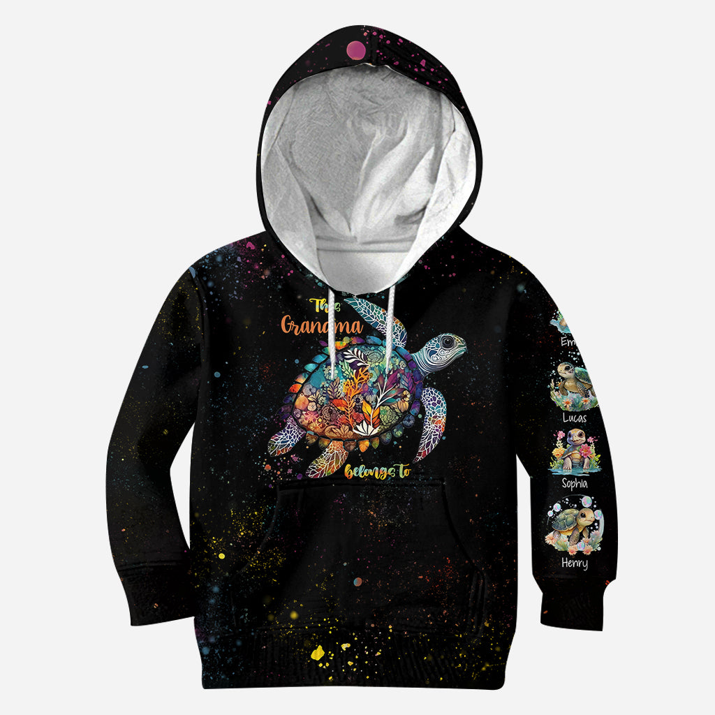 Dieses personalisierte T-Shirt mit Schildkrötenmuster gehört Oma und Mama.