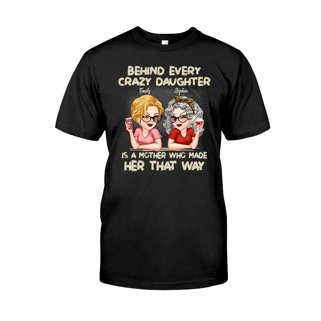 Hinter jeder verrückten Tochter steht eine Mutter – personalisiertes Mutter-T-Shirt und Hoodie