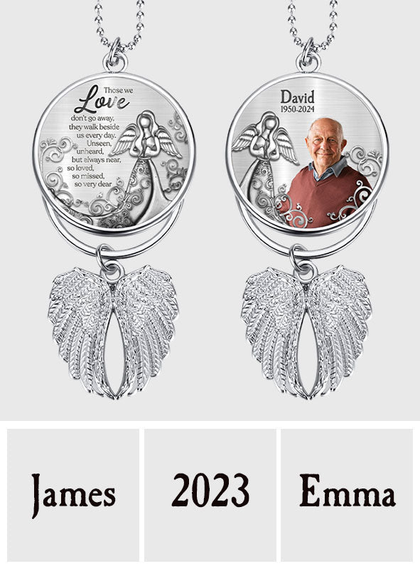 Diejenigen, die wir lieben, gehen nicht fort – Personalisierter Gedenkflügel-Anhänger