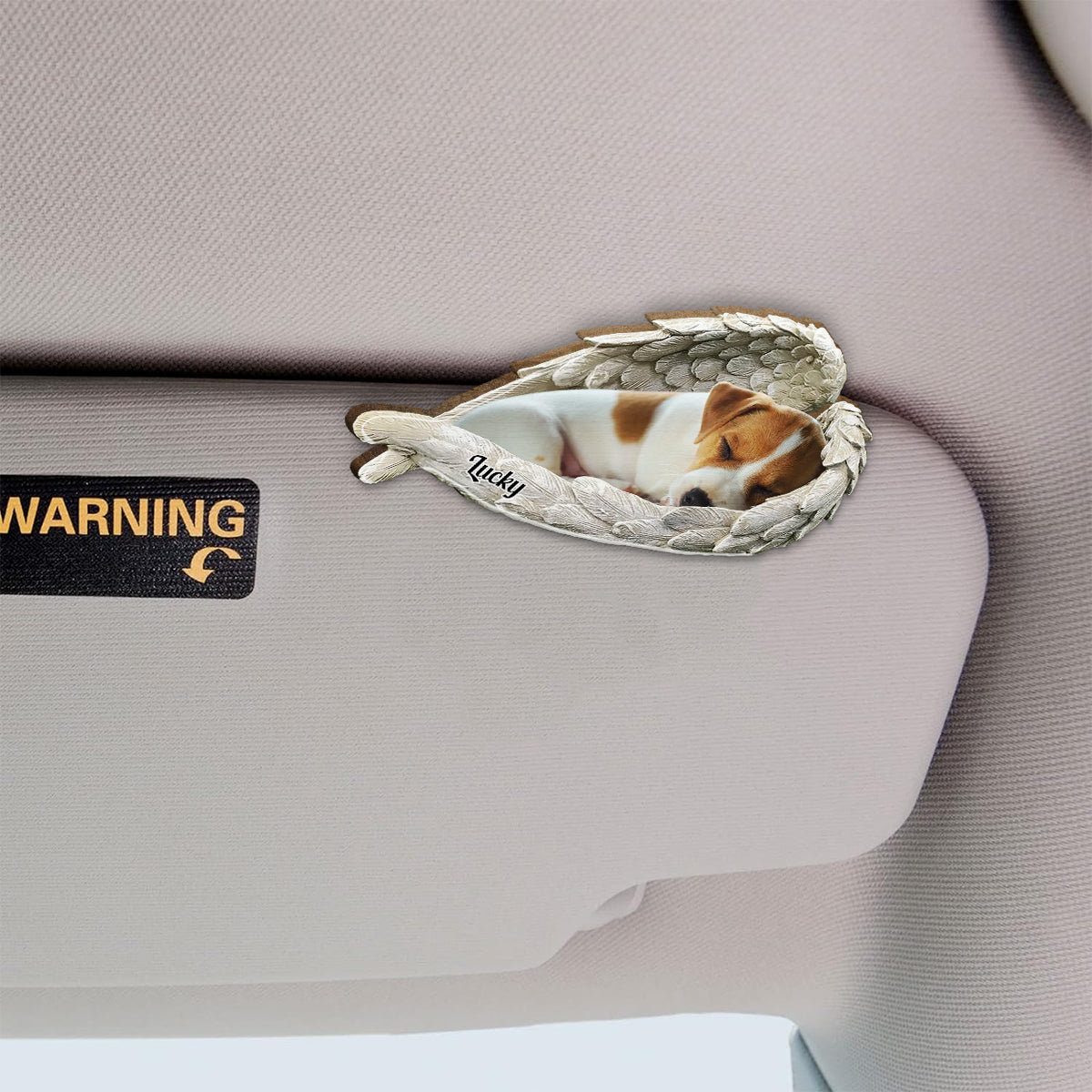 Schlafendes Haustier unter Engelsflügeln – Personalisierter Auto-Sonnenblendenclip in Hundeform