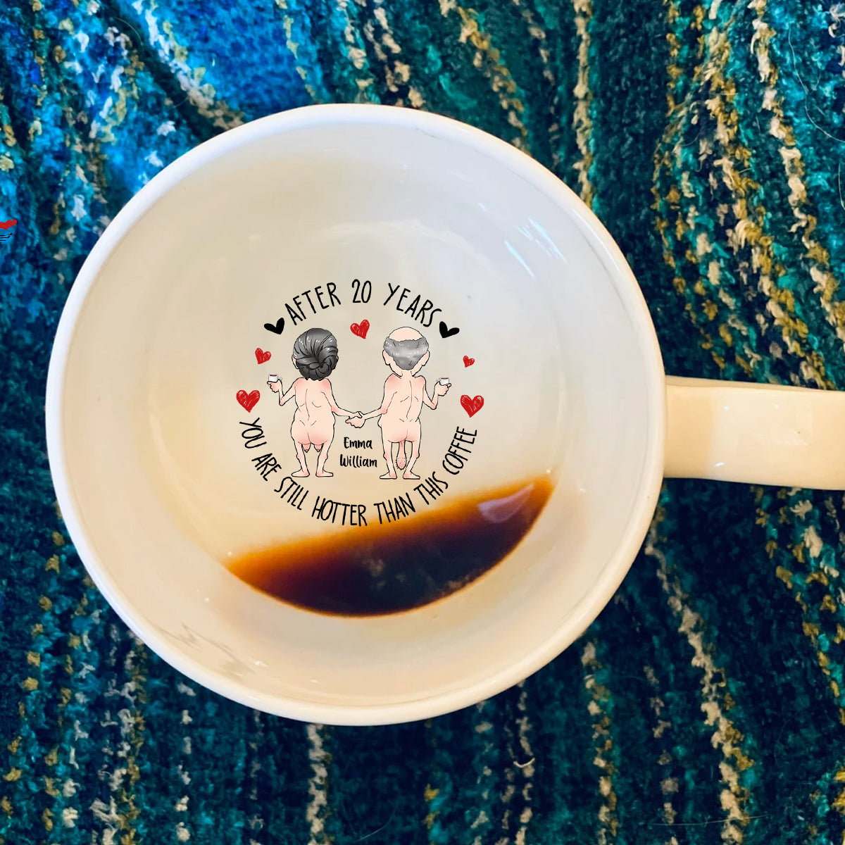 Auch nach Jahren bist du immer noch heißer als dieser Kaffee – Personalisierte Tasse mit versteckter Botschaft für Paare