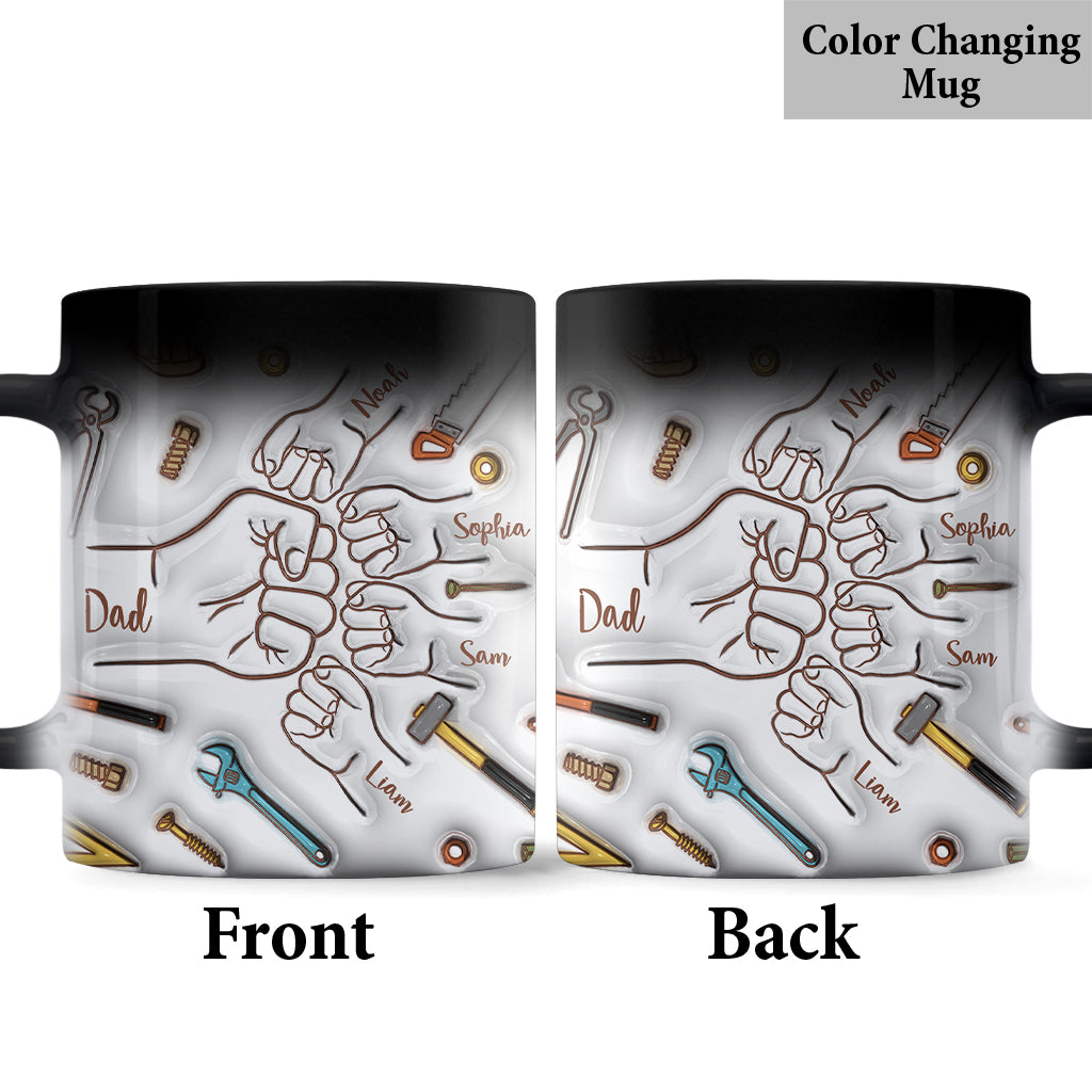 Vater und Kinder geben sich ein High Five – personalisierte Vatertasse