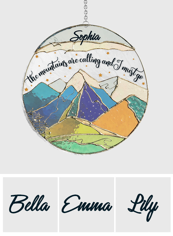 Die Berge rufen und ich muss gehen – Personalisierter Wander-Fensterhänger-Sonnenfänger 