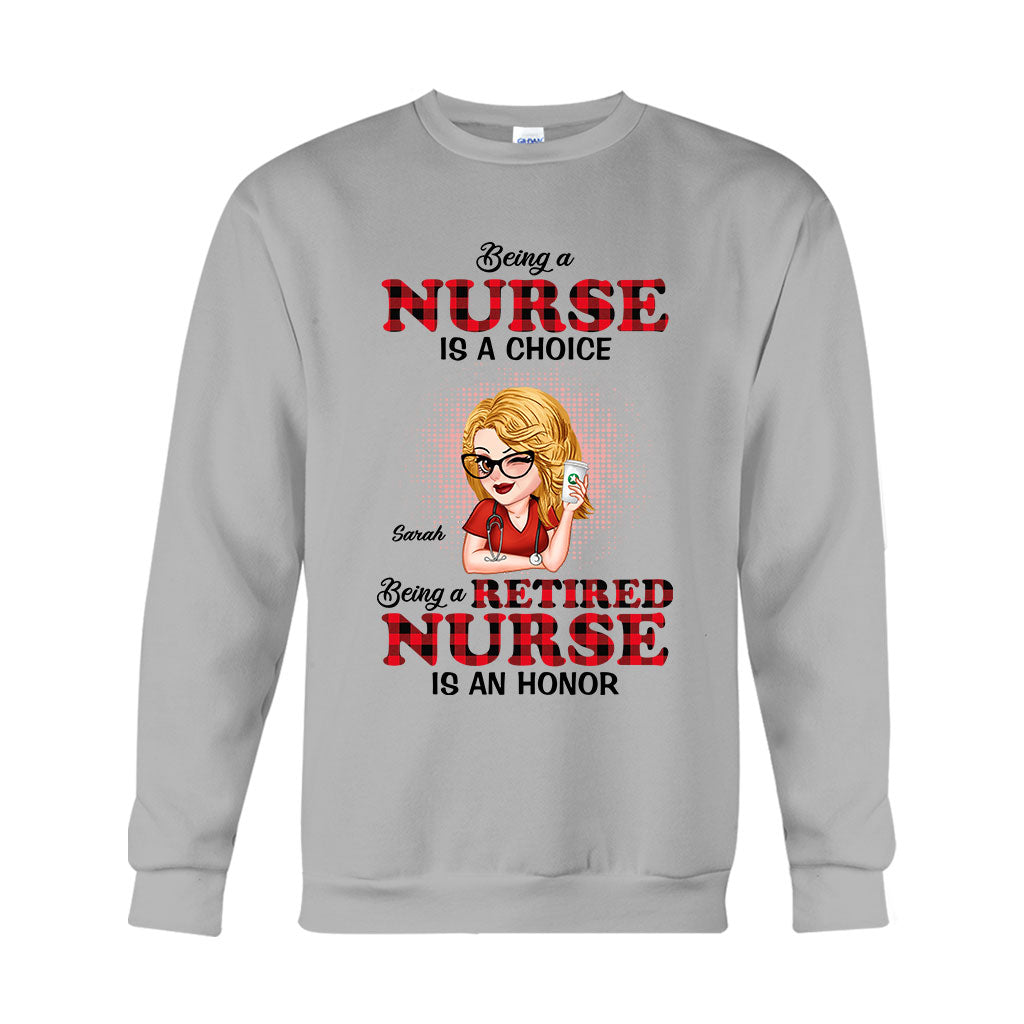 Krankenschwester zu sein ist eine Entscheidung, Krankenschwester im Ruhestand zu sein ist eine Ehre – Personalisiertes T-Shirt und Hoodie für Krankenschwestern
