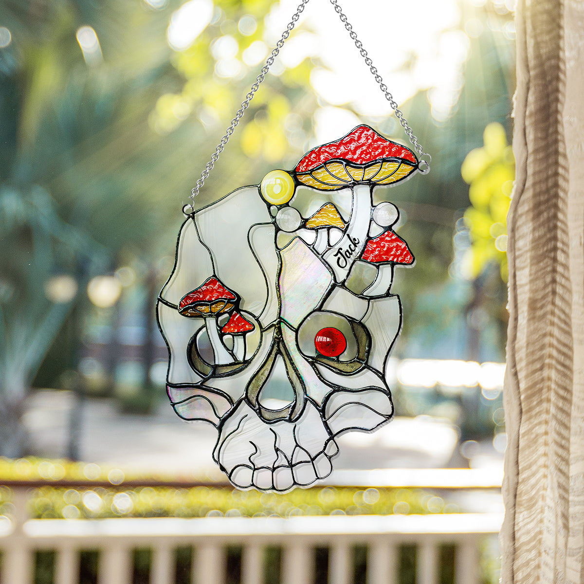 Weißer Pilzschädel – Personalisierter Totenkopf-Fensterhänger als Sonnenfänger 