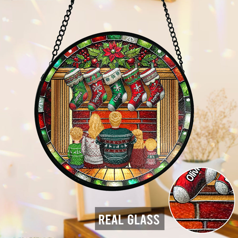 Glückliche Familie am Kamin – Personalisierter Familien-Sonnenfänger aus Buntglas