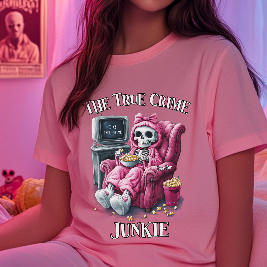 Der True-Crime-Junkie – Personalisiertes T-Shirt und Hoodie