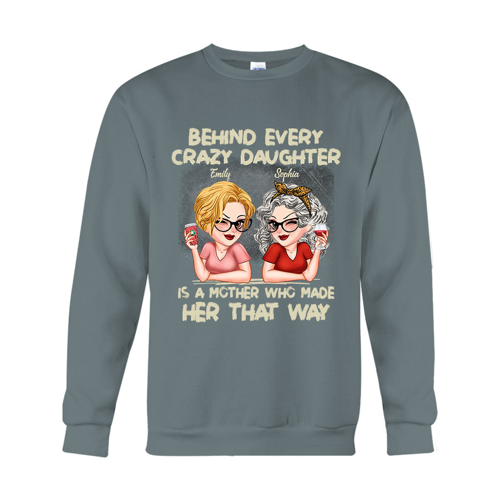 Hinter jeder verrückten Tochter steht eine Mutter – personalisiertes Mutter-T-Shirt und Hoodie