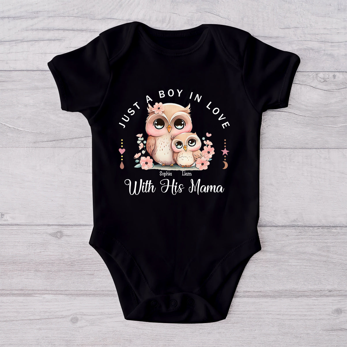 Einfach eine Mama, die ihren Jungen/ihre Tochter liebt – personalisiertes Mutter-T-Shirt und Baby-Body