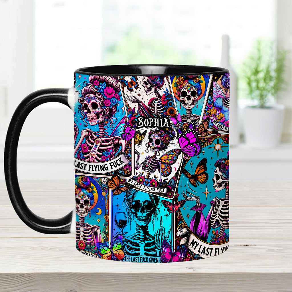 Totenkopf-Tasse mit personalisiertem Totenkopf-Akzent