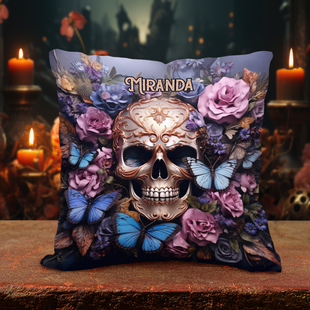 Schönheit des dunklen Totenkopfs, Rosen und Schmetterlinge - Personalisiertes Totenkopf-Dekokissen