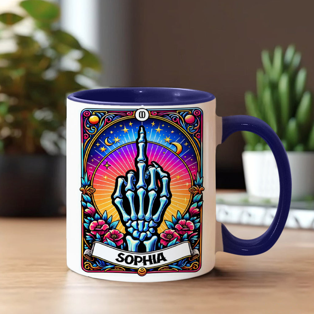 Mach's dir bequem und finde es heraus – personalisierte Tasse mit Totenkopf-Akzent