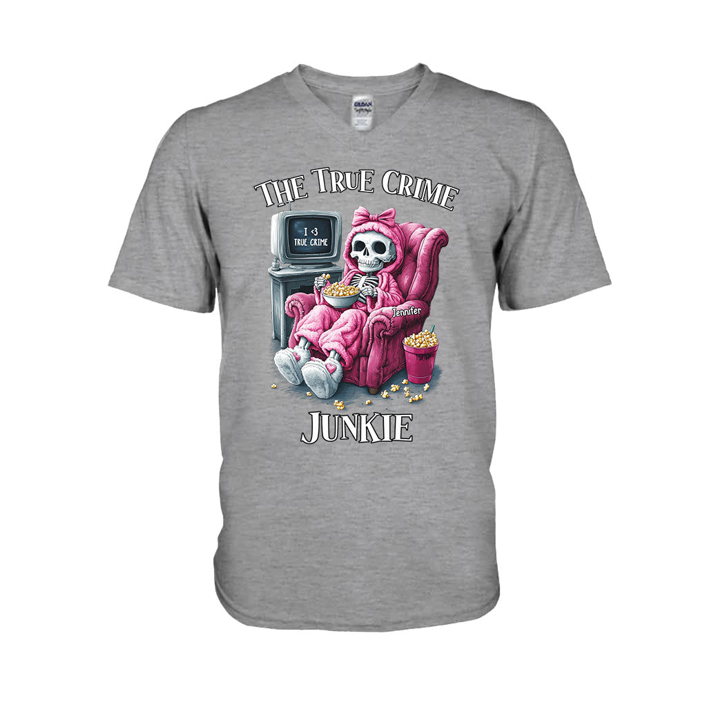 Der True-Crime-Junkie – Personalisiertes T-Shirt und Hoodie