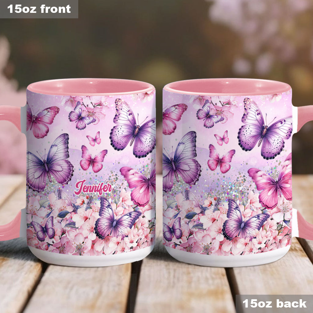 Personalisierte Tasse mit Schmetterlingsmotiv und rosa Blumenmuster