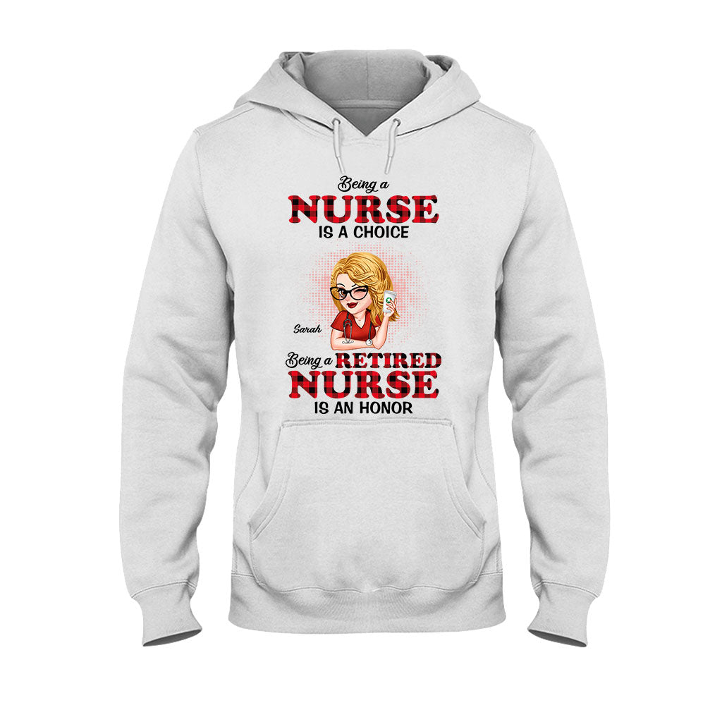 Krankenschwester zu sein ist eine Entscheidung, Krankenschwester im Ruhestand zu sein ist eine Ehre – Personalisiertes T-Shirt und Hoodie für Krankenschwestern
