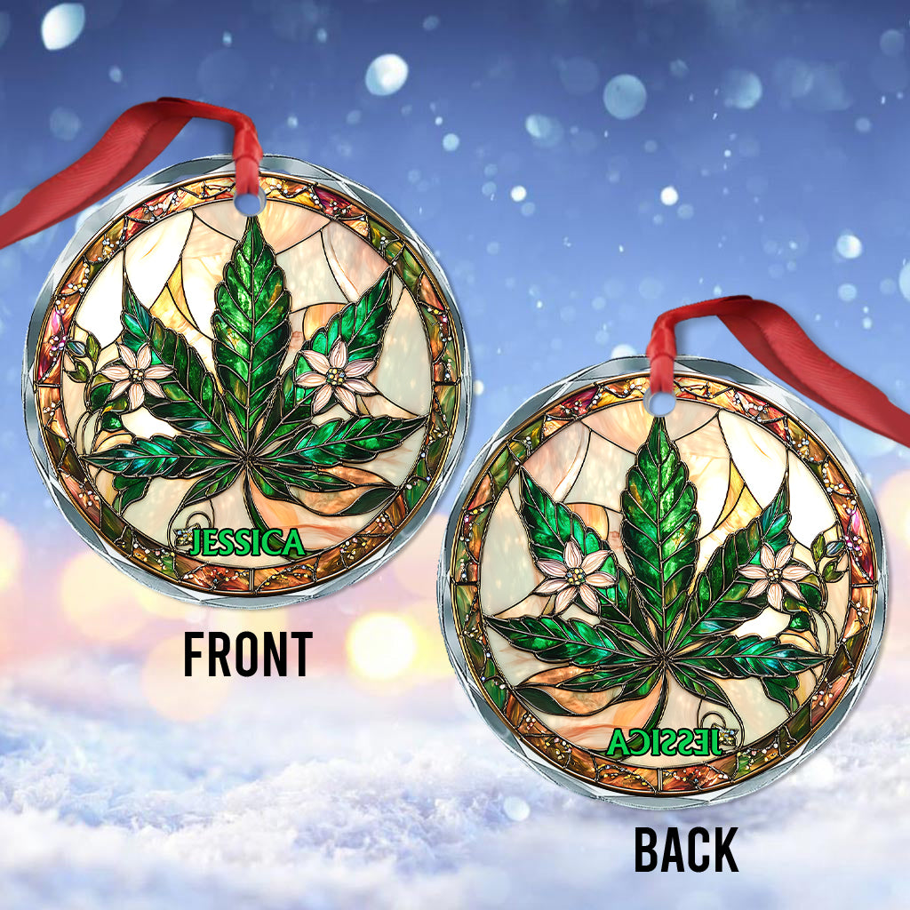 Hohe Weihnachten – Personalisierter runder Glasornament in Cannabisform