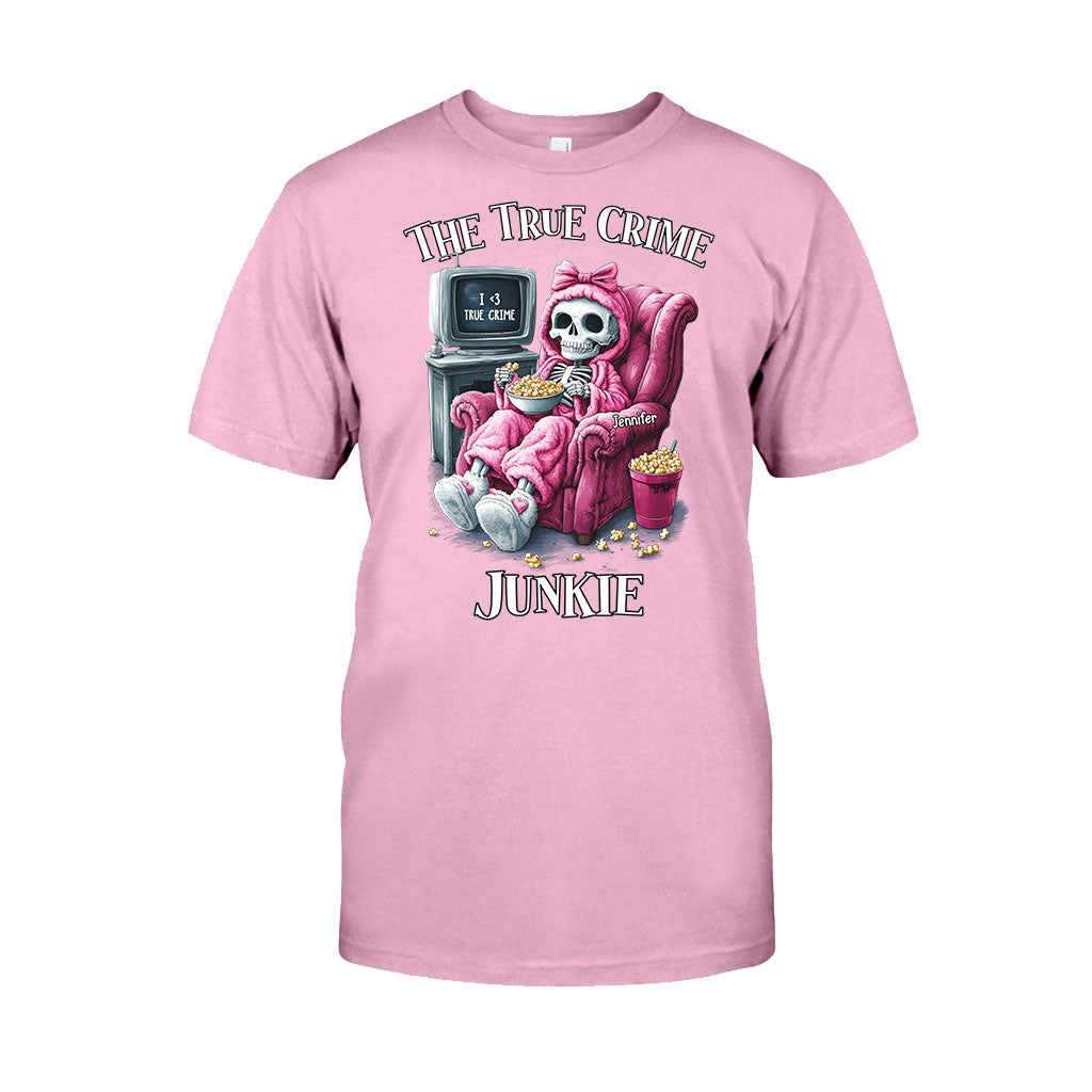 Der True-Crime-Junkie – Personalisiertes T-Shirt und Hoodie