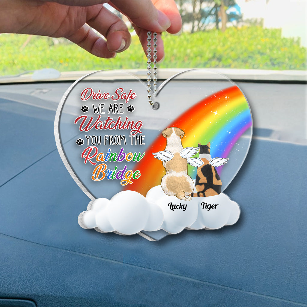 Fahr vorsichtig! Wir beobachten dich von der Regenbogenbrücke aus – Personalisierter transparenter Autoanhänger in Hundeform
