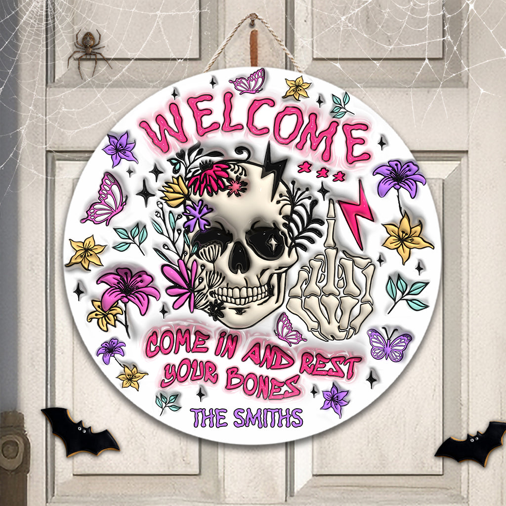 Komm herein und ruh dich aus - Personalisiertes rundes Totenkopf-Holzschild