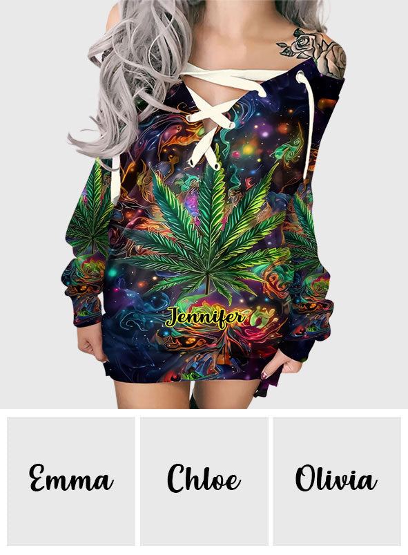 Stoner Chick - Personalisiertes schulterfreies Langarmkleid mit Cannabis-Motiv