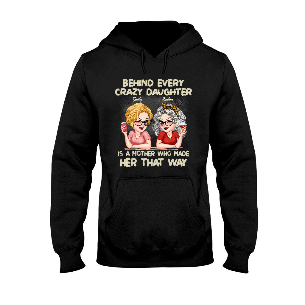Hinter jeder verrückten Tochter steht eine Mutter – personalisiertes Mutter-T-Shirt und Hoodie