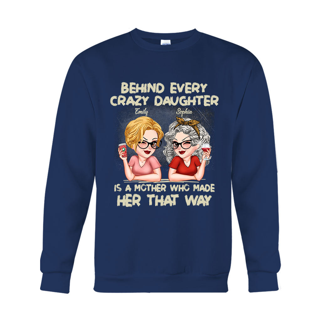 Hinter jeder verrückten Tochter steht eine Mutter – personalisiertes Mutter-T-Shirt und Hoodie