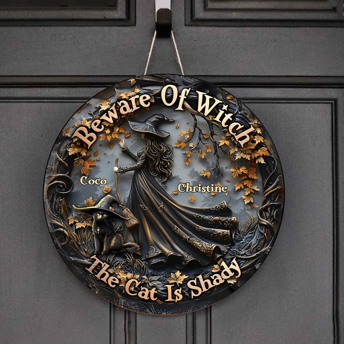 Halloween ist schöner mit einer Katze – Personalisiertes rundes Holzschild mit schwarzer Katze