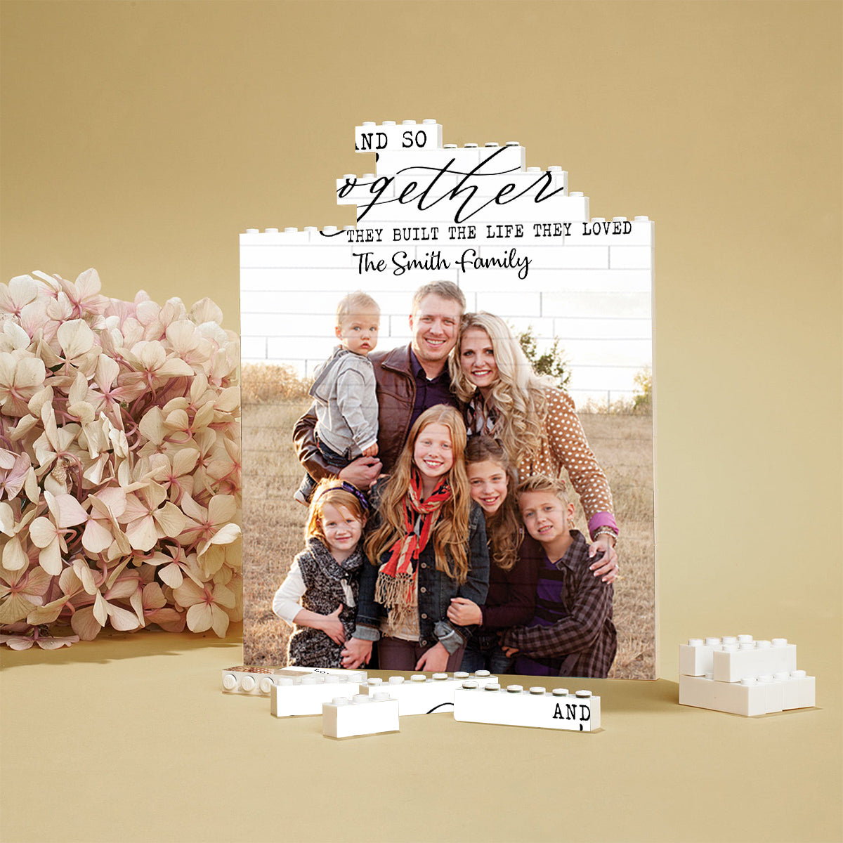 Und so bauten sie gemeinsam das Leben auf, das sie liebten – personalisierte Familien-Bausteine, einseitig, vertikal, rechteckig