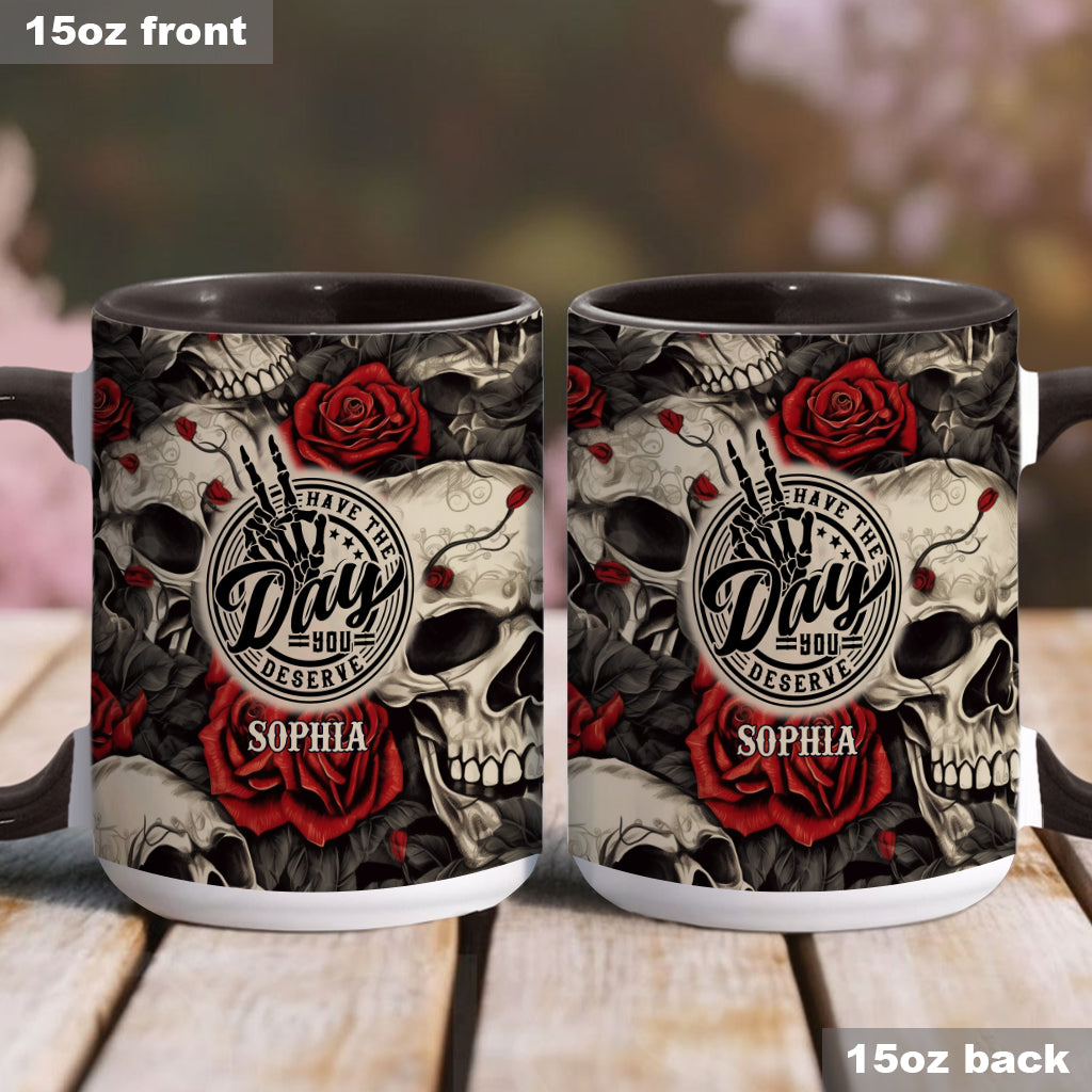 Hab den Tag, den du verdienst – Totenkopf-Rose – Personalisierte Tasse mit Totenkopf-Akzent