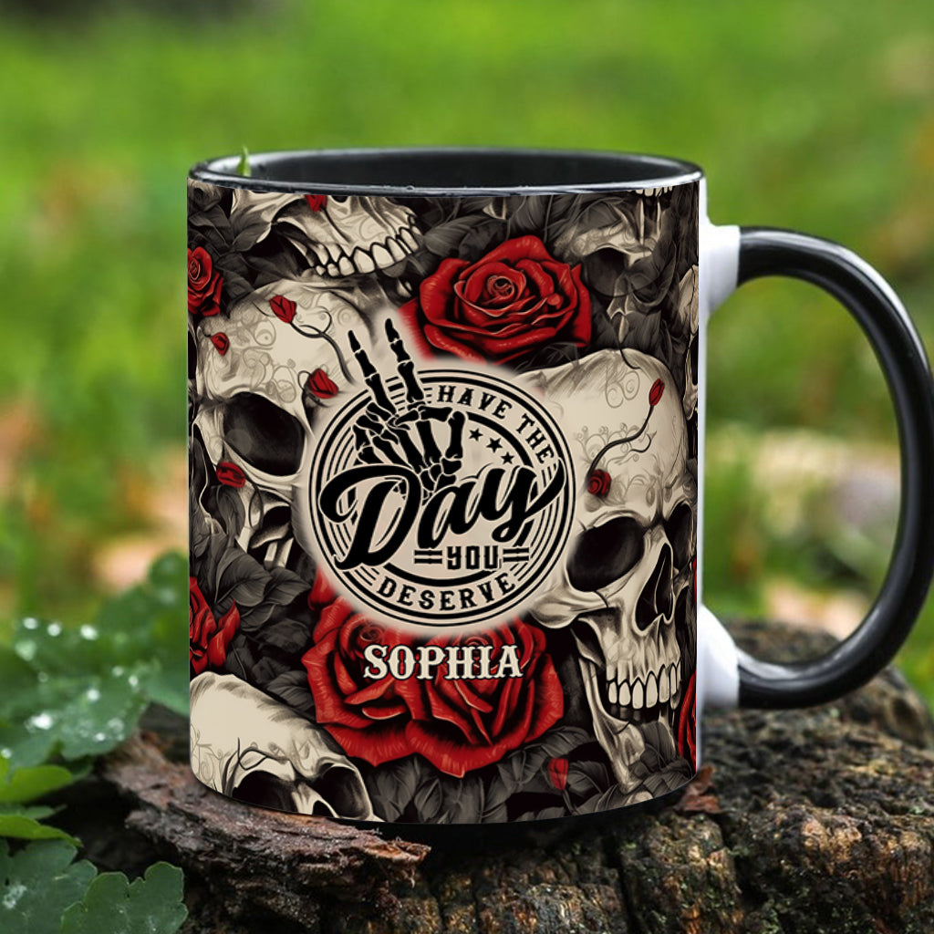 Hab den Tag, den du verdienst – Totenkopf-Rose – Personalisierte Tasse mit Totenkopf-Akzent