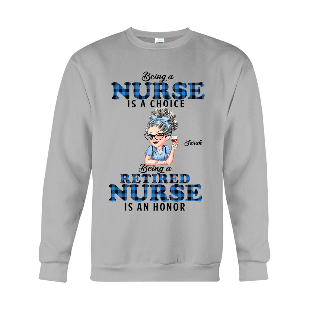 Als pensionierte Krankenschwester eine Ehre zu sein – personalisiertes T-Shirt und Hoodie für Krankenschwestern