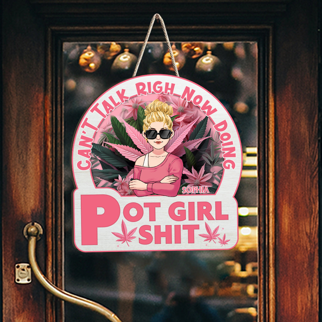 Kann gerade nicht reden, bin mit Kiffen beschäftigt - Personalisiertes, individuell geformtes Holzschild mit Weed-Motiv