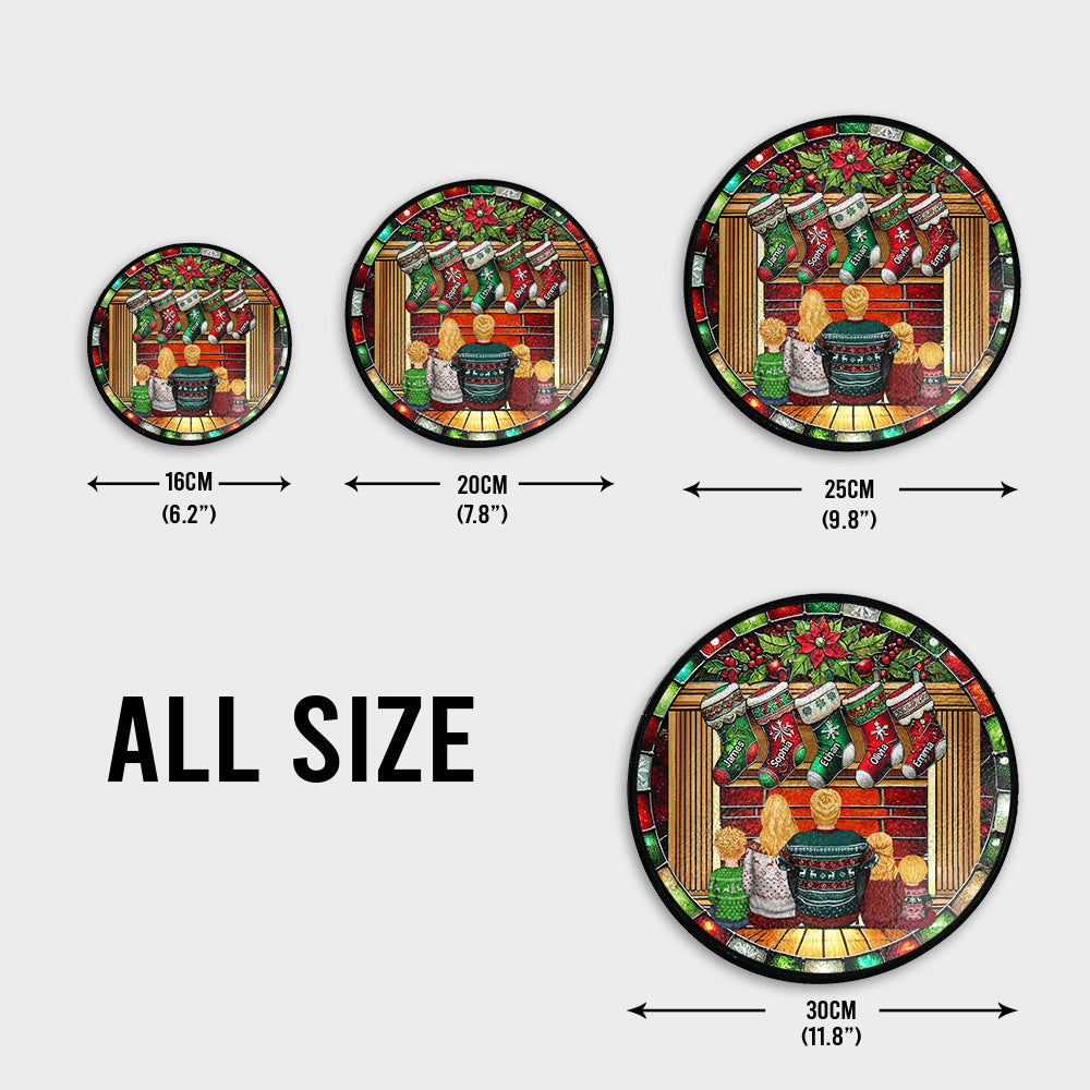 Glückliche Familie am Kamin – Personalisierter Familien-Sonnenfänger aus Buntglas