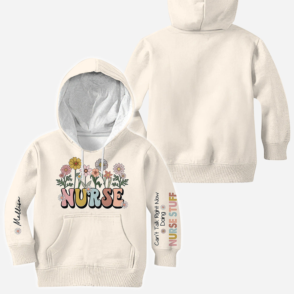 Kann gerade nicht reden, bin mit Krankenpflege beschäftigt - Personalisiertes T-Shirt mit Krankenpflegebezug