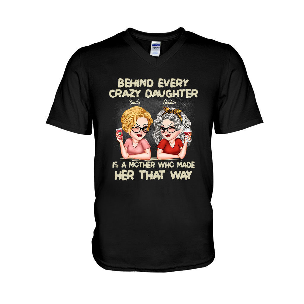Hinter jeder verrückten Tochter steht eine Mutter – personalisiertes Mutter-T-Shirt und Hoodie