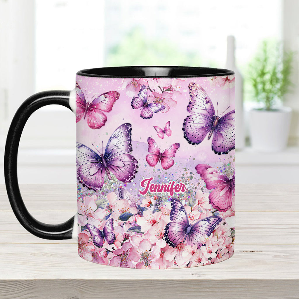 Personalisierte Tasse mit Schmetterlingsmotiv und rosa Blumenmuster