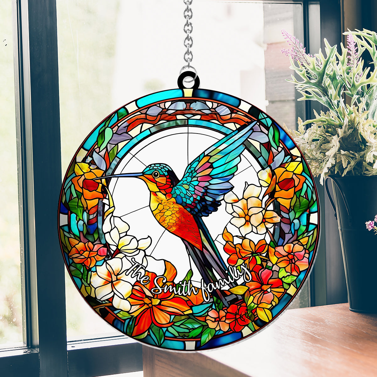 Wunderschöner Kolibri, umgeben von Blumen – Personalisierter Kolibri-Fensterhänger als Sonnenfänger