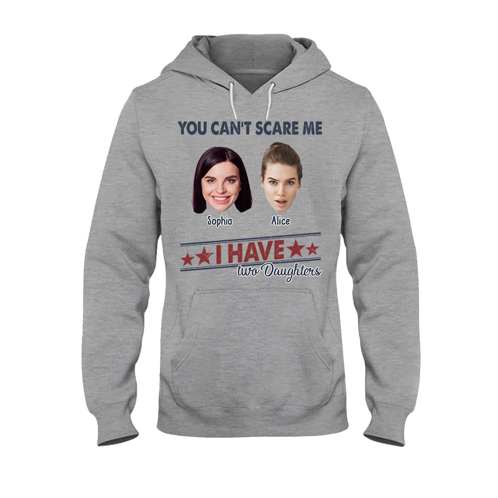 Du kannst mich nicht erschrecken, ich habe zwei Töchter – Personalisiertes Vater-T-Shirt und Hoodie