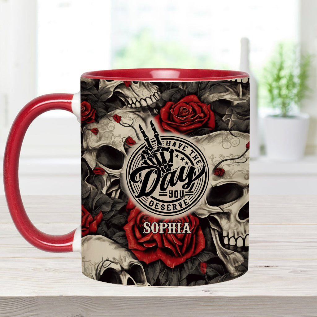 Hab den Tag, den du verdienst – Totenkopf-Rose – Personalisierte Tasse mit Totenkopf-Akzent