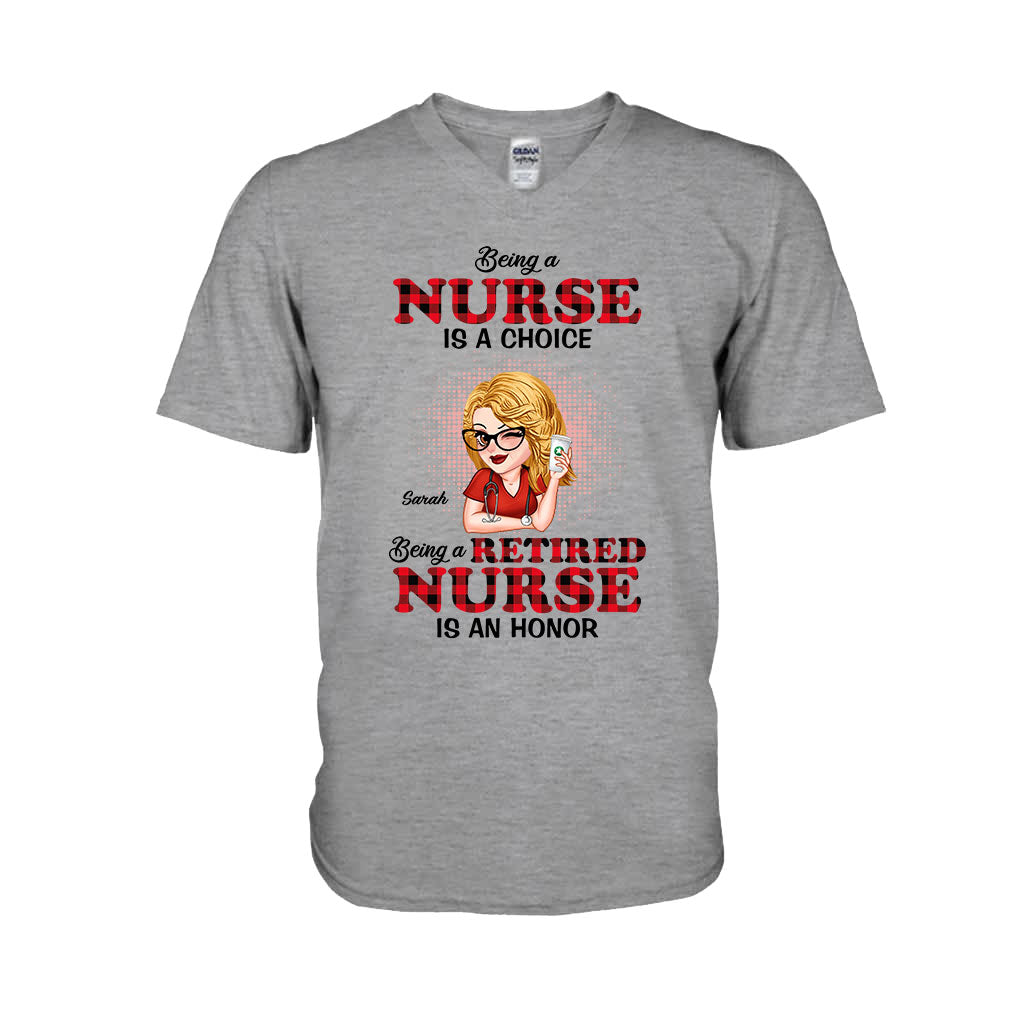 Krankenschwester zu sein ist eine Entscheidung, Krankenschwester im Ruhestand zu sein ist eine Ehre – Personalisiertes T-Shirt und Hoodie für Krankenschwestern