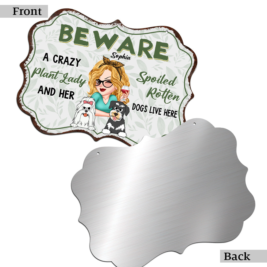 Eine verrückte Pflanzenliebhaberin und ihre verwöhnten Hunde wohnen hier – personalisiertes Gartenschild aus Metall