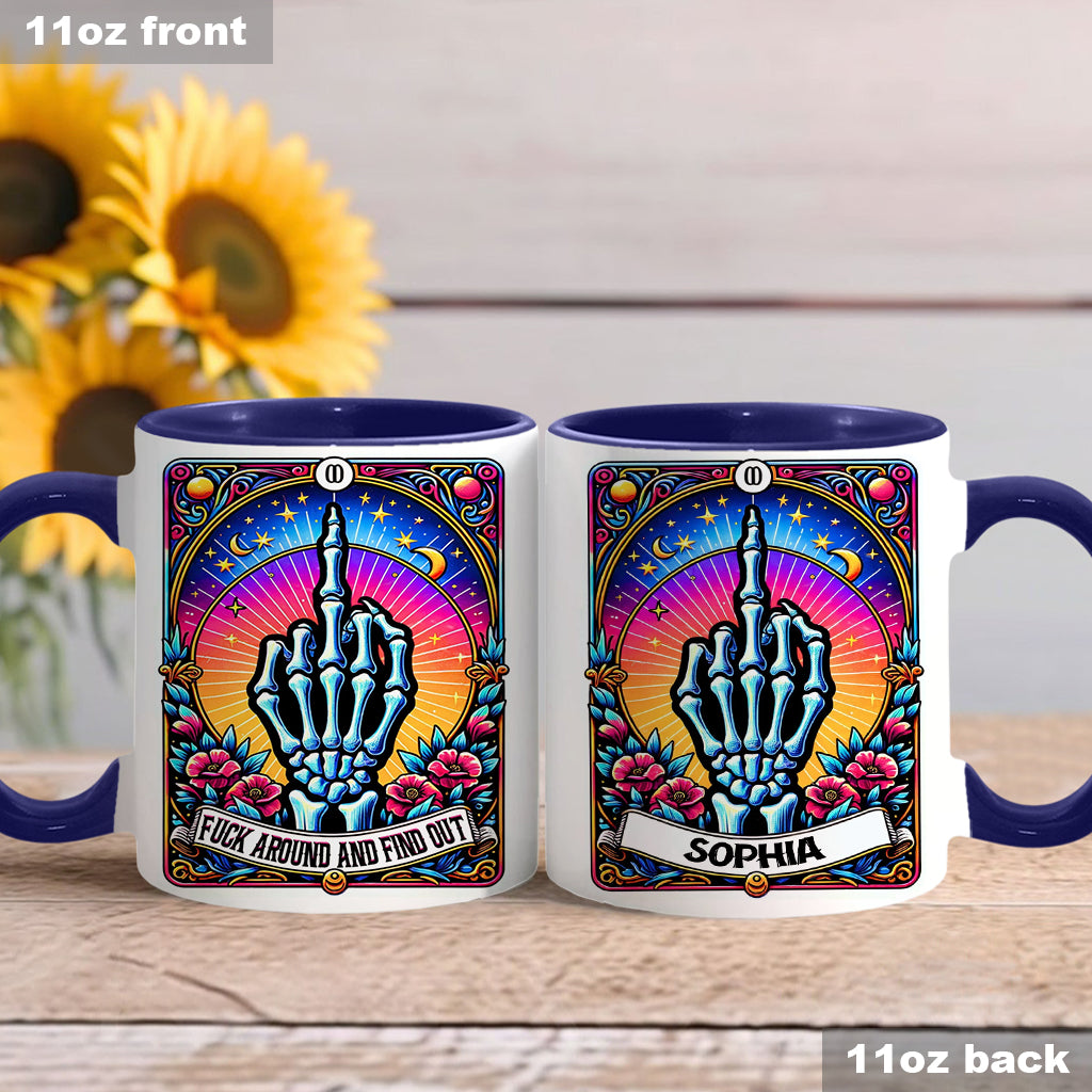 Mach's dir bequem und finde es heraus – personalisierte Tasse mit Totenkopf-Akzent