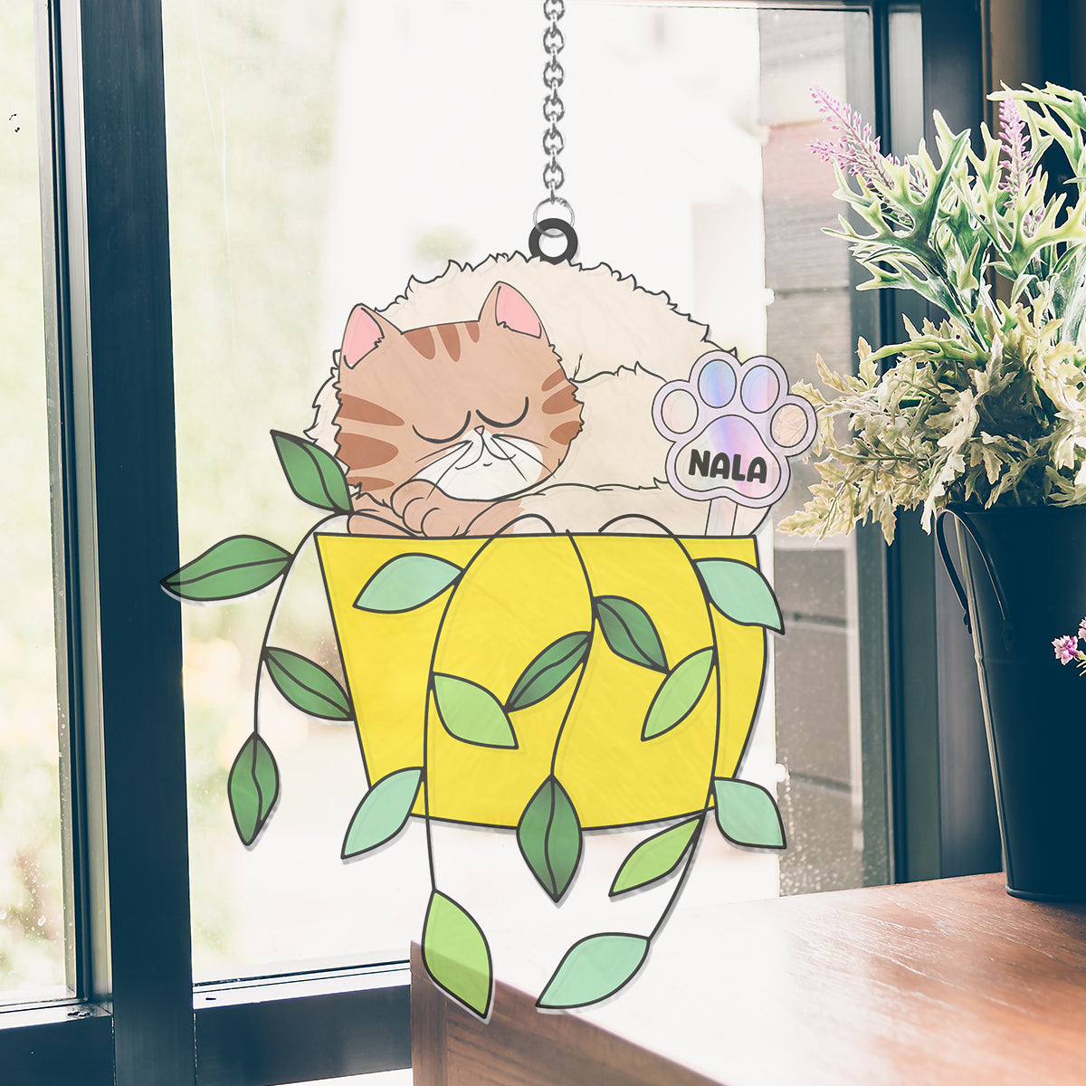 Entspannte Katze im Blumentopf – Personalisierter Katzen-Fensterhänger als Sonnenfänger