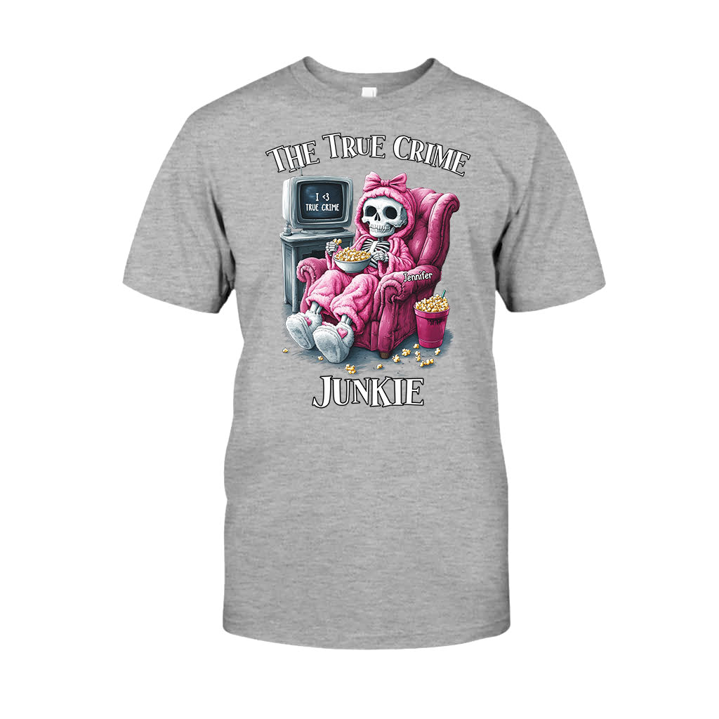 Der True-Crime-Junkie – Personalisiertes T-Shirt und Hoodie