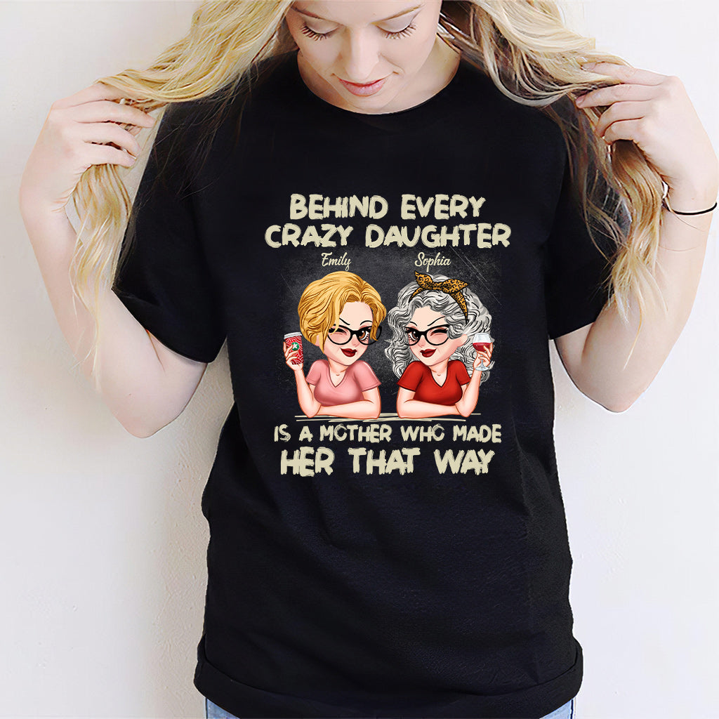 Hinter jeder verrückten Tochter steht eine Mutter – personalisiertes Mutter-T-Shirt und Hoodie