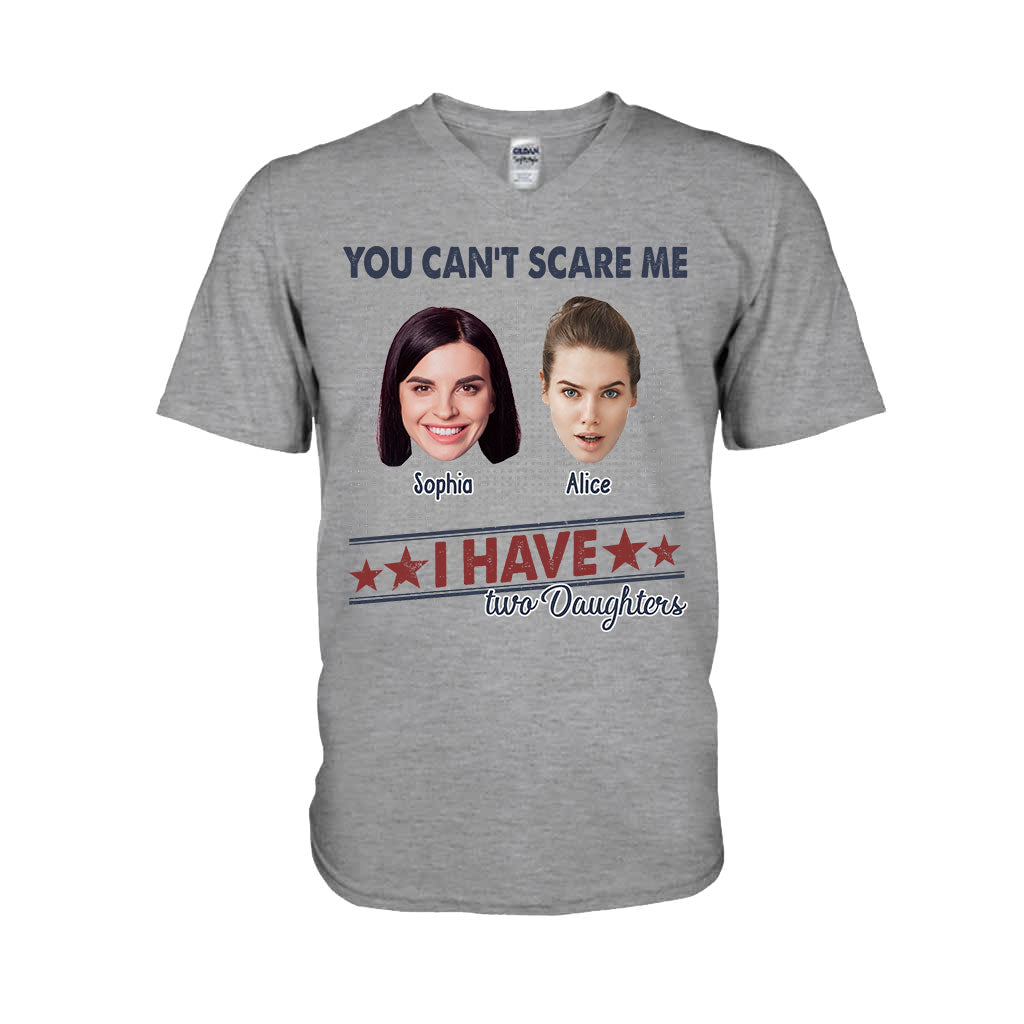 Du kannst mich nicht erschrecken, ich habe zwei Töchter – Personalisiertes Vater-T-Shirt und Hoodie